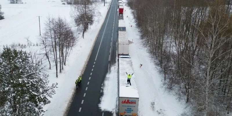 У черзі лише тисяча автівок. Рух вантажівок на кордоні зі Словаччиною відновлюється