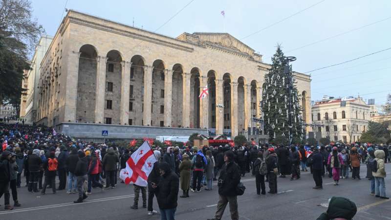 В Тбилиси отменили зажжение елки перед зданием парламента