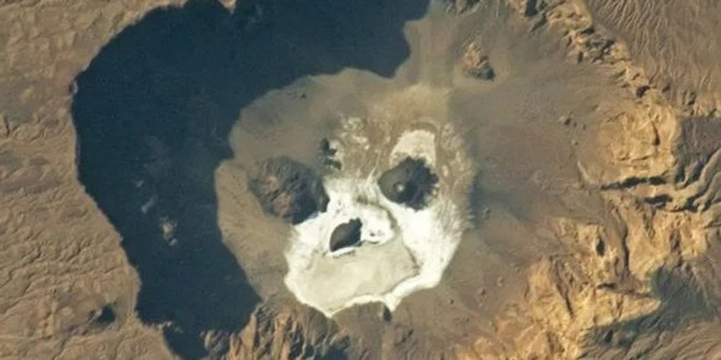 Вид з космосу. NASA показало моторошне фото вулканічної ями у формі черепа в пустелі Сахара